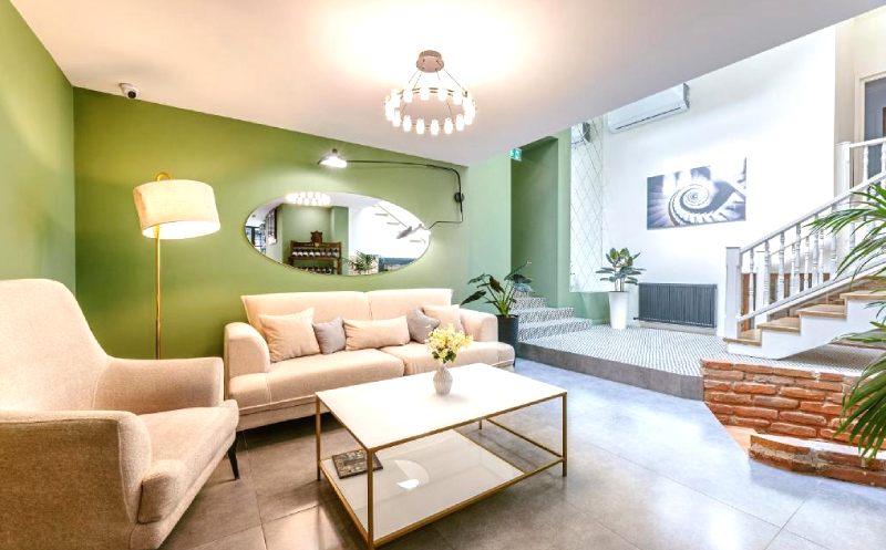 თბილისში, ნომერი 2 სტუმარზე საუზმით