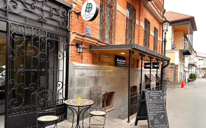 თბილისში, ნომერი 2 სტუმარზე საუზმით