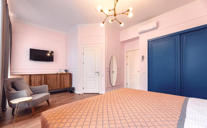 თბილისში, ნომერი 2 სტუმარზე საუზმით