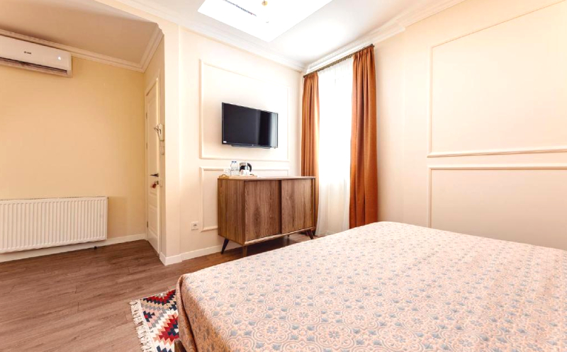 თბილისში, ნომერი 2 სტუმარზე საუზმით