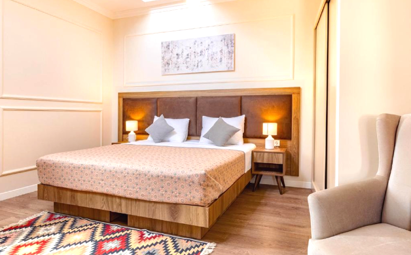 თბილისში, ნომერი 2 სტუმარზე საუზმით