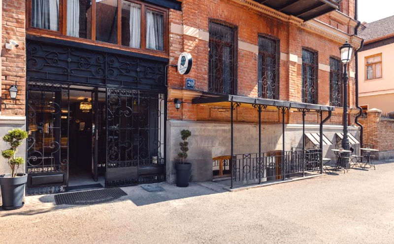 თბილისში, ნომერი 2 სტუმარზე საუზმით