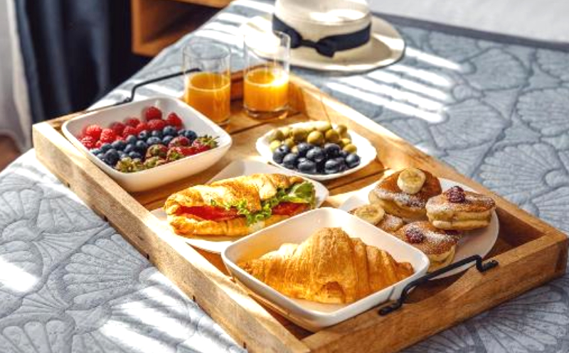 თბილისში, ნომერი 2 სტუმარზე საუზმით