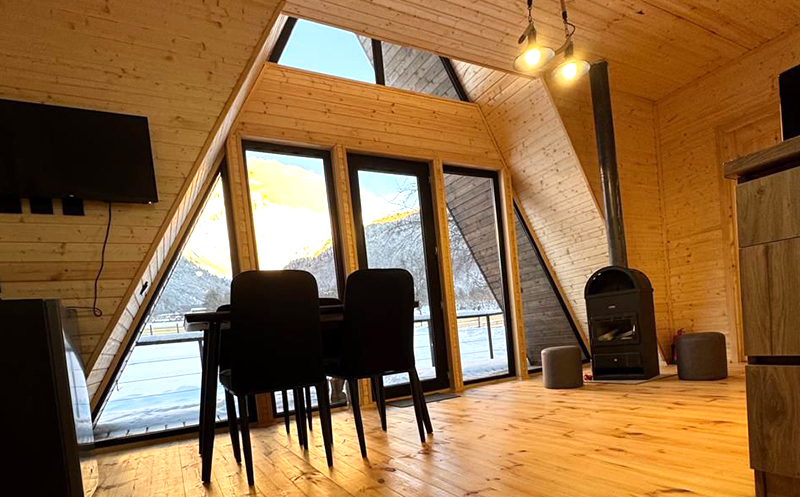 სვანეთში, კოტეჯი 2, 3 ან 4-5 სტუმარზე ბუხრით