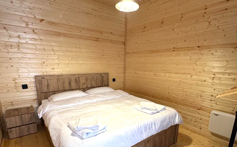 სვანეთში, კოტეჯი 2, 3 ან 4-5 სტუმარზე ბუხრით