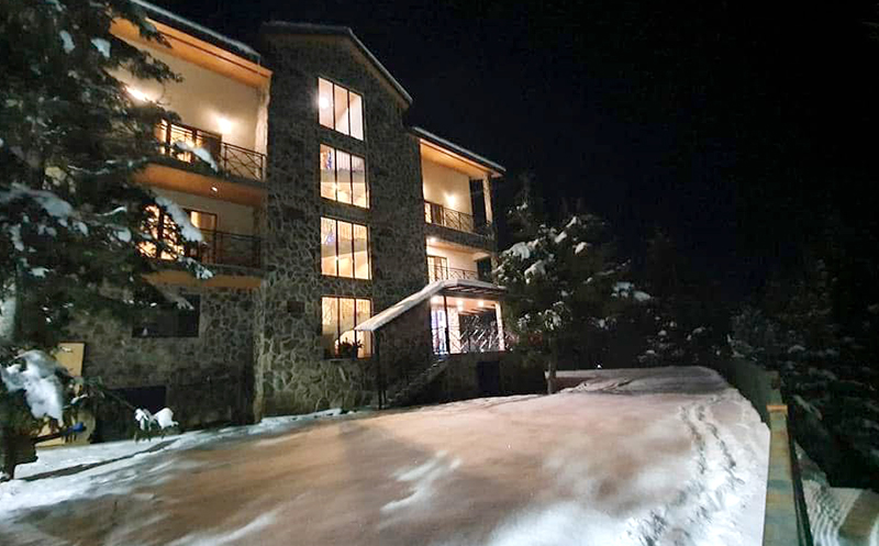 ბაკურიანთან ახლოს, კურორტ ტბაზე, ნომერი 2-3 სტუმარზე საუზმით