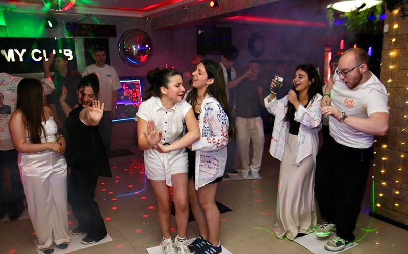 დახურული დაბადების დღე ან წვეულება 10, 15, 20, 25 ან 30 თინეიჯერზე