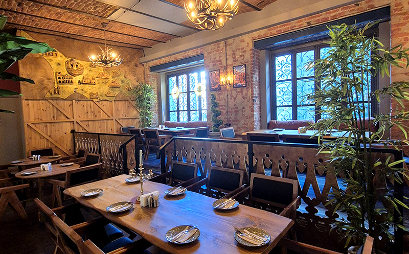 10-12 სტუმარზე, კერძები, ღვინო და ცოცხალი მუსიკა