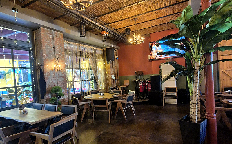 10-12 სტუმარზე, კერძები, ღვინო და ცოცხალი მუსიკა