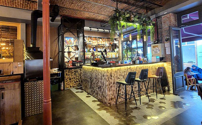 10-12 სტუმარზე, კერძები, ღვინო და ცოცხალი მუსიკა