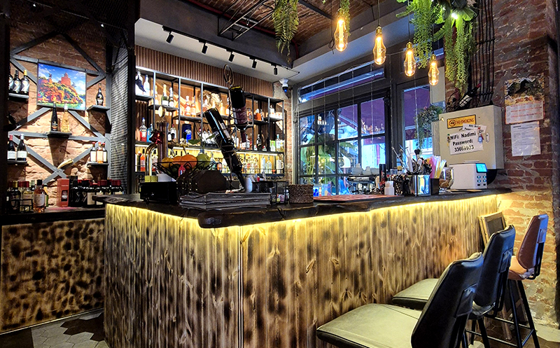 10-12 სტუმარზე, კერძები, ღვინო და ცოცხალი მუსიკა