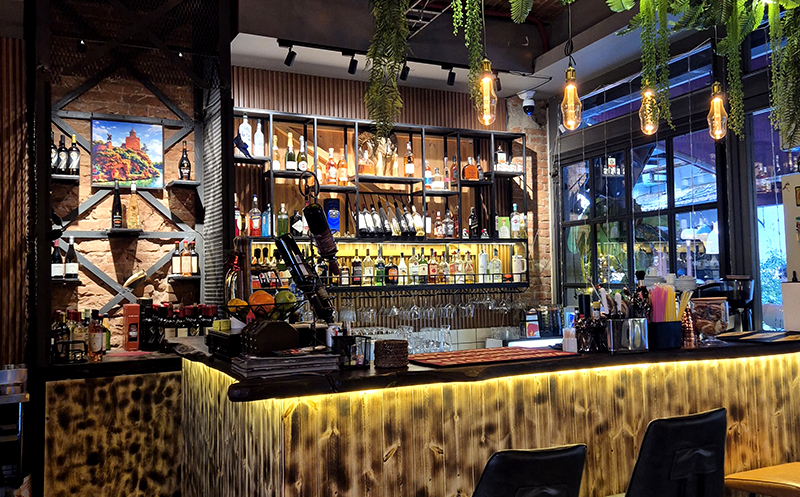 10-12 სტუმარზე, კერძები, ღვინო და ცოცხალი მუსიკა