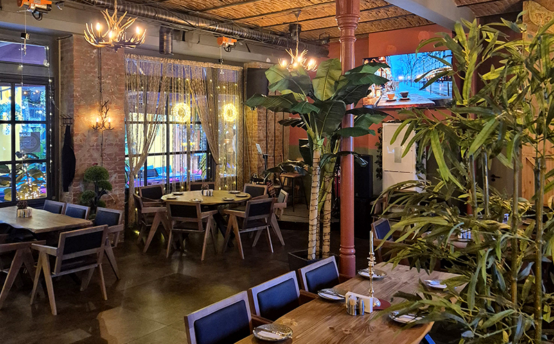 10-12 სტუმარზე, კერძები, ღვინო და ცოცხალი მუსიკა