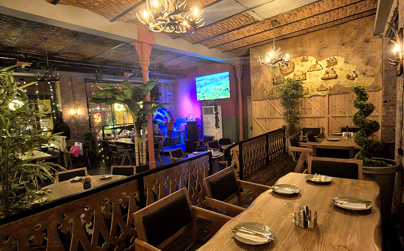 10-12 სტუმარზე, კერძები, ღვინო და ცოცხალი მუსიკა