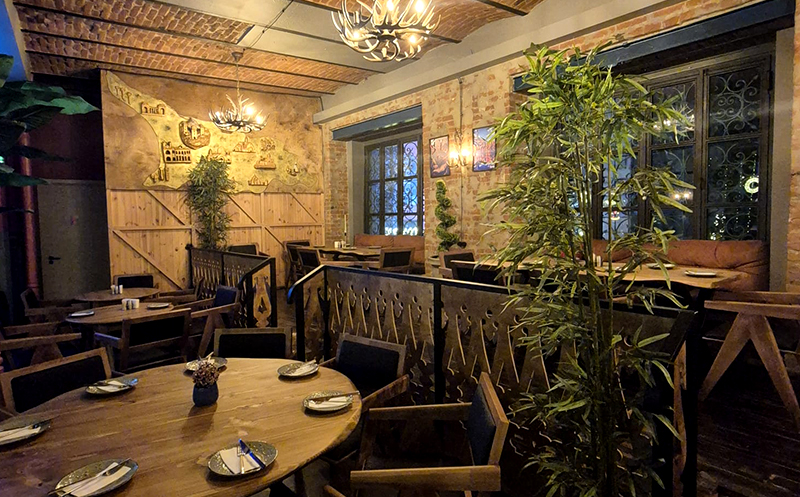 10-12 სტუმარზე, კერძები, ღვინო და ცოცხალი მუსიკა