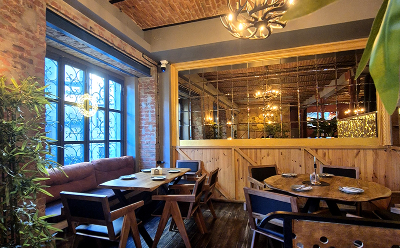 10-12 სტუმარზე, კერძები, ღვინო და ცოცხალი მუსიკა