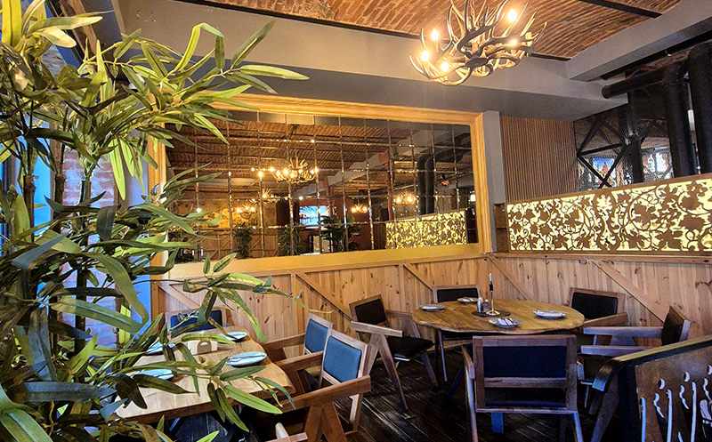 10-12 სტუმარზე, კერძები, ღვინო და ცოცხალი მუსიკა