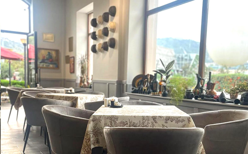 3 სტუმარზე კერძები, სასმელი და ცოცხალი მუსიკა