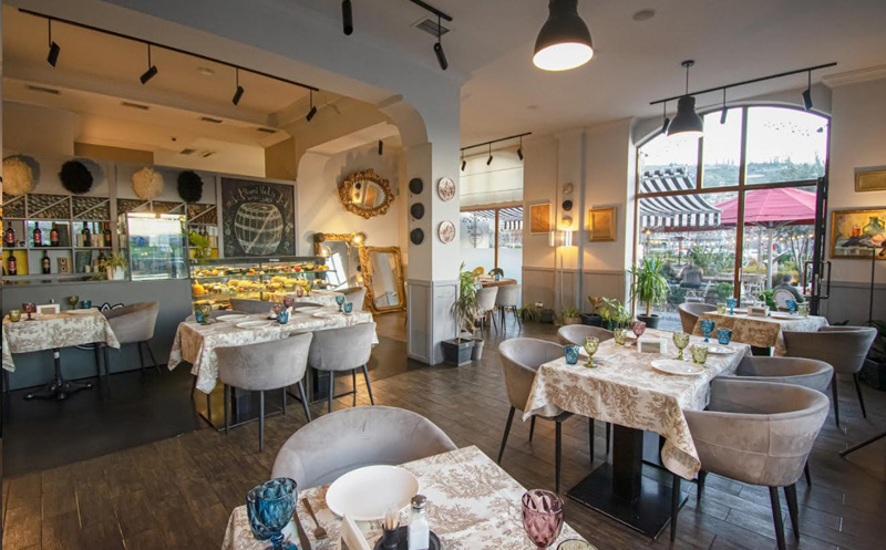 3 სტუმარზე კერძები, სასმელი და ცოცხალი მუსიკა