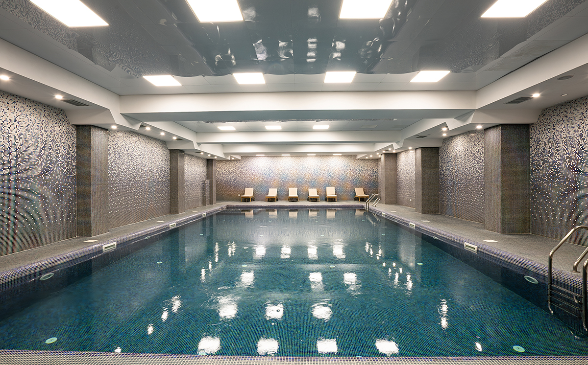 ნომერი 2 სტუმარზე საუზმით / საუზმის გარეშე, დაუხურული აუზით, ფიტნესით, თბილისში