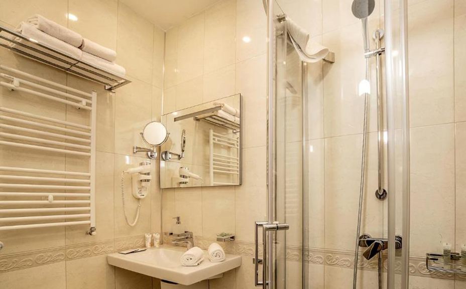 ნომრები 2 სტუმარზე საუზმით ყაზბეგში