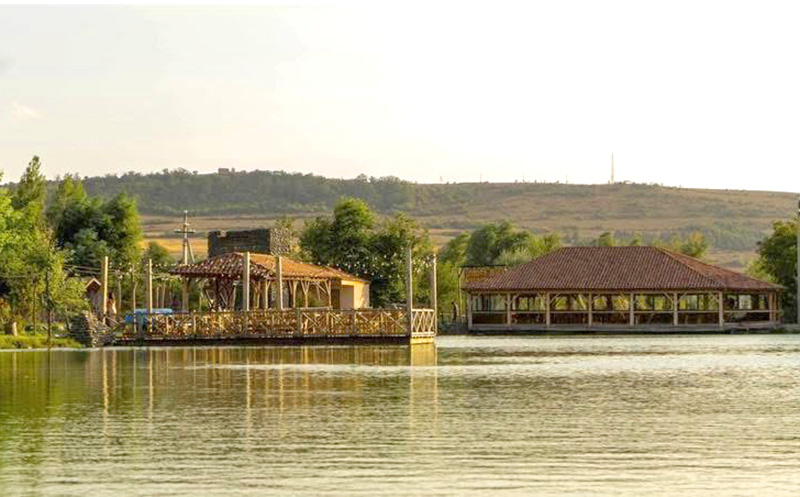 2 ღამე! კოტეჯი 4 სტუმარზე ღია თერმული აუზი, ცხენით სეირნობა და საბავშო სივრცეები