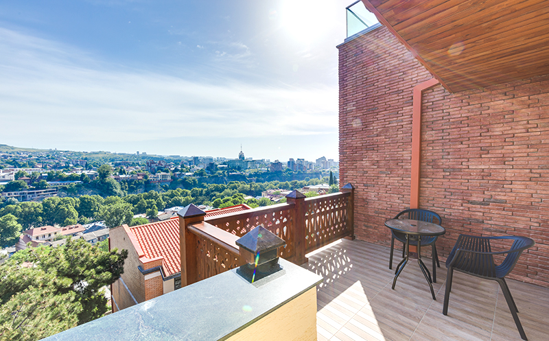 თბილისში ნომერი 2 სტუმარზე