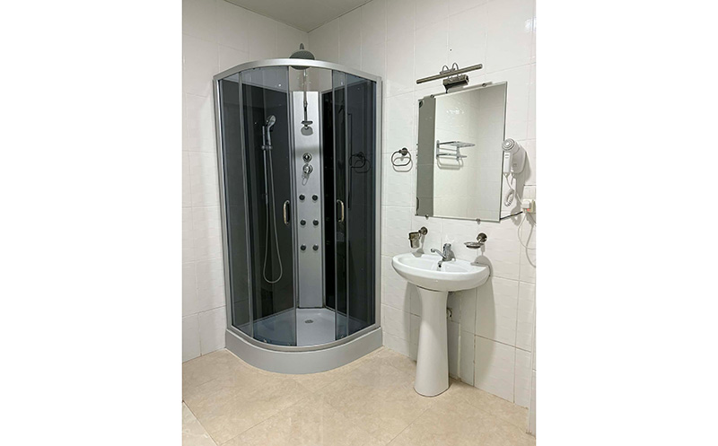 თბილისში, ნომერი 2 სტუმარზე დახურული აუზით, საჩუქრად: ცქრიალა ღვინო