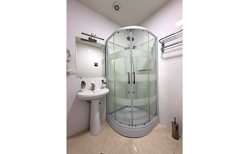 თბილისში, ნომერი 2 სტუმარზე დახურული აუზით, საჩუქრად: ცქრიალა ღვინო