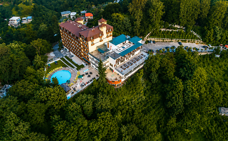 DELUXE PREMIUM კატეგორიის ნომერი 2 სტუმარზე საუზმით, ჯაკუზით, ღია აუზით და საუნით