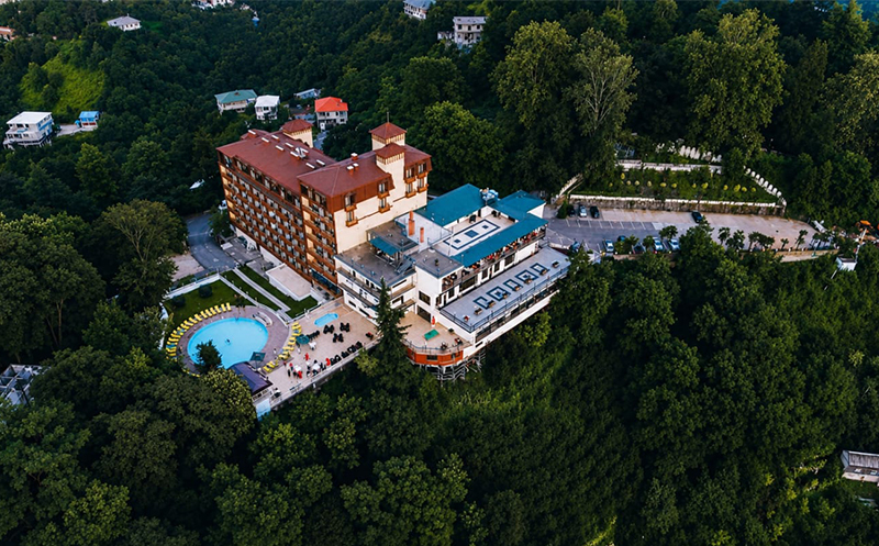 DELUXE PREMIUM კატეგორიის ნომერი 2 სტუმარზე საუზმით, ჯაკუზით, ღია აუზით და საუნით