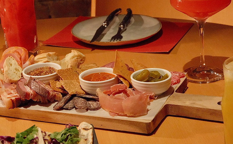 15% დანაზოგი სრულ ასორტიმენტზე ბარისგან TAP&TAILS BY ZILLIco