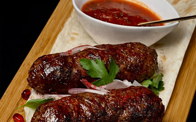 ხინკლისა და ლუდის შეთავაზება 4 სსტუმარზე