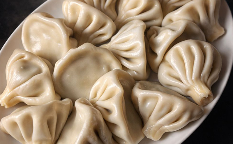 ხინკლისა და ლუდის შეთავაზება 4 სსტუმარზე