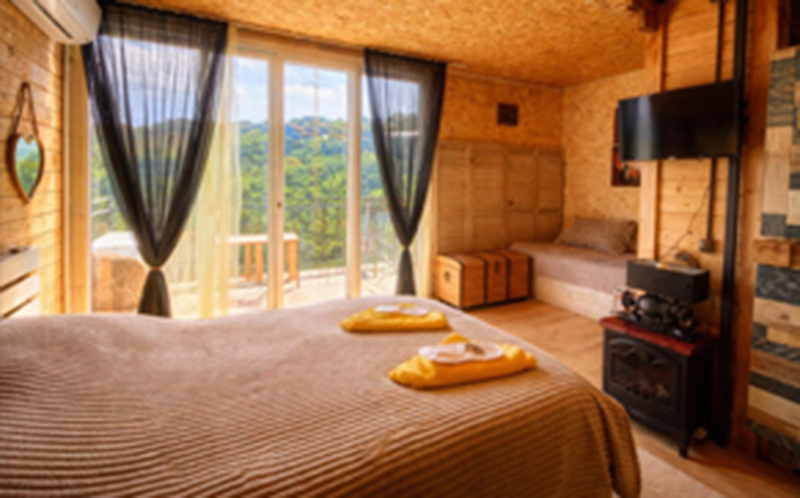 სიღნაღში, ოროთახიანი აპარტამენტი 3/4 სტუმარზე საუზმით, ღია აუზით