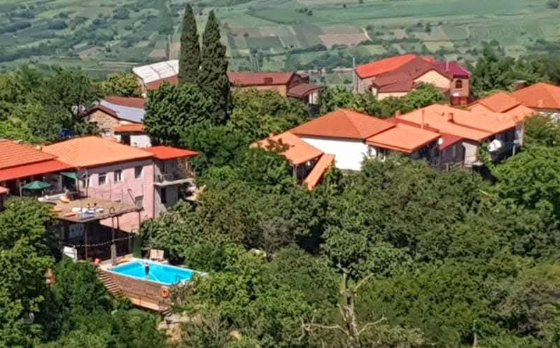 სიღნაღში, ოროთახიანი აპარტამენტი 3/4 სტუმარზე საუზმით, ღია აუზით