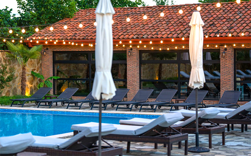 აპრილში, კახეთში ნომრები 2, 3 ან 4 სტუმარზე საუზმით, აივნით და დახურული აუზით