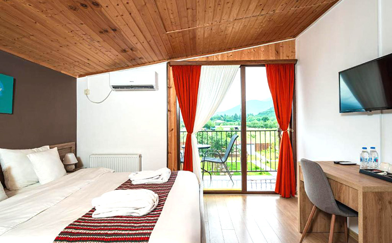 აპრილში, კახეთში ნომრები 2, 3 ან 4 სტუმარზე საუზმით, აივნით და დახურული აუზით