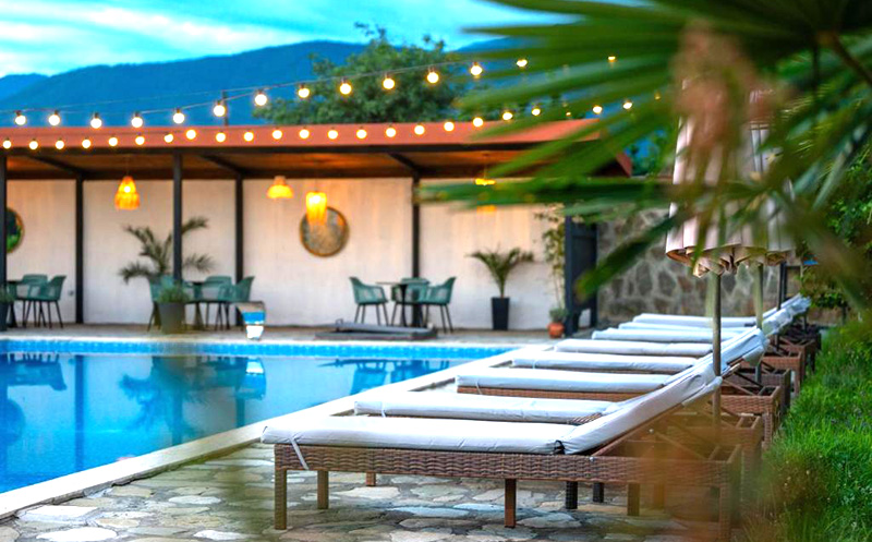 აპრილში, კახეთში ნომრები 2, 3 ან 4 სტუმარზე საუზმით, აივნით და დახურული აუზით