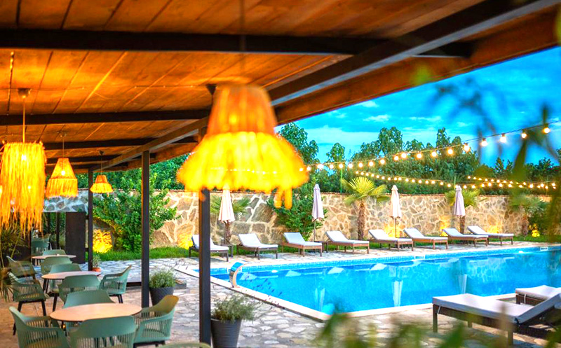 აპრილში, კახეთში ნომრები 2, 3 ან 4 სტუმარზე საუზმით, აივნით და დახურული აუზით