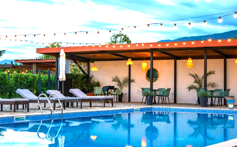 აპრილში, კახეთში ნომრები 2, 3 ან 4 სტუმარზე საუზმით, აივნით და დახურული აუზით