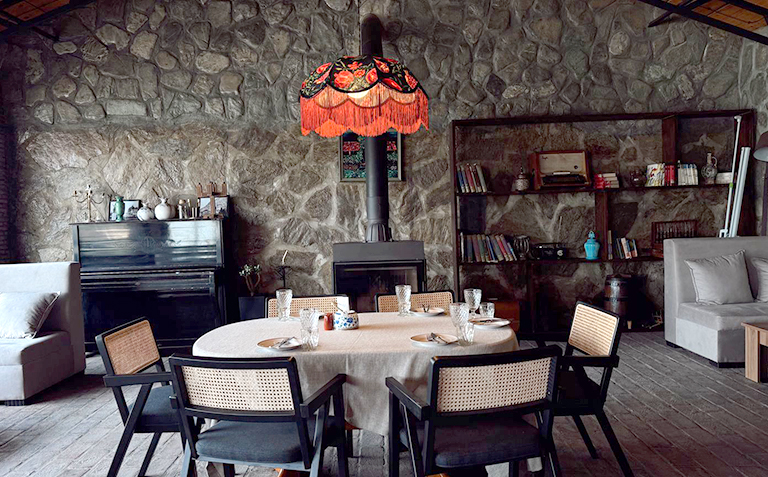 აპრილში, კახეთში ნომრები 2, 3 ან 4 სტუმარზე საუზმით, აივნით და დახურული აუზით