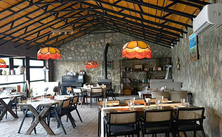 აპრილში, კახეთში ნომრები 2, 3 ან 4 სტუმარზე საუზმით, აივნით და დახურული აუზით