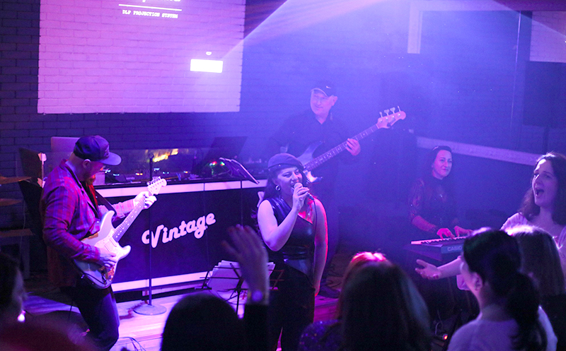 10 ან 15 სტუმარზე, კერძები, სასმელი, ბენდი, DJ და კარაოკე