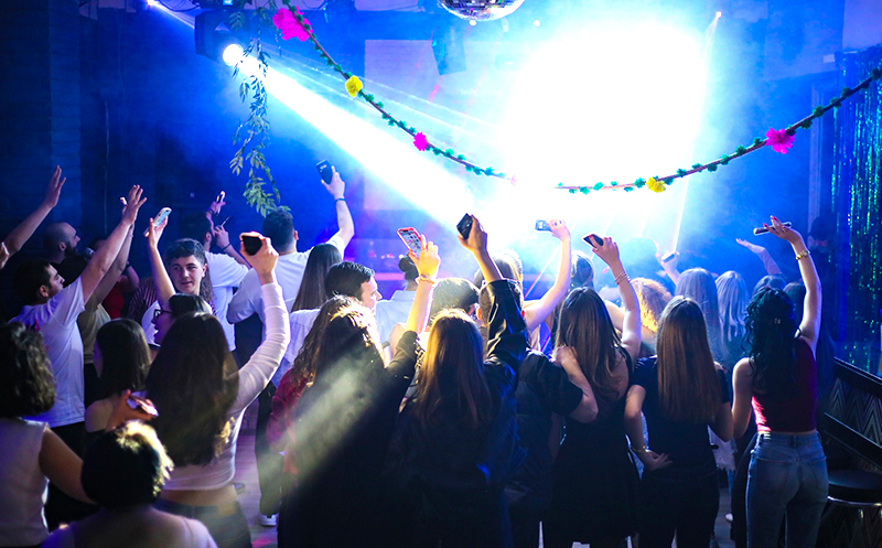 10 ან 15 სტუმარზე, კერძები, სასმელი, ბენდი, DJ და კარაოკე