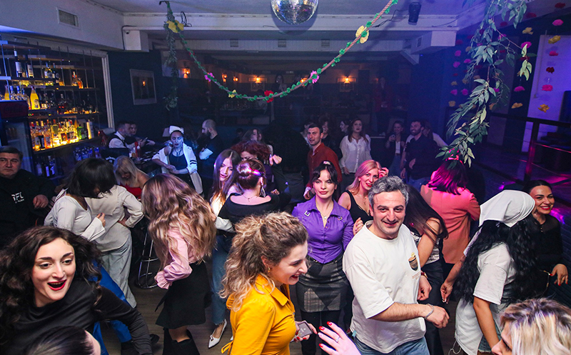 10 ან 15 სტუმარზე, კერძები, სასმელი, ბენდი, DJ და კარაოკე