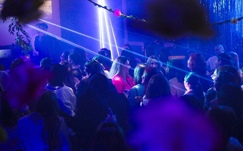 10 ან 15 სტუმარზე, კერძები, სასმელი, ბენდი, DJ და კარაოკე