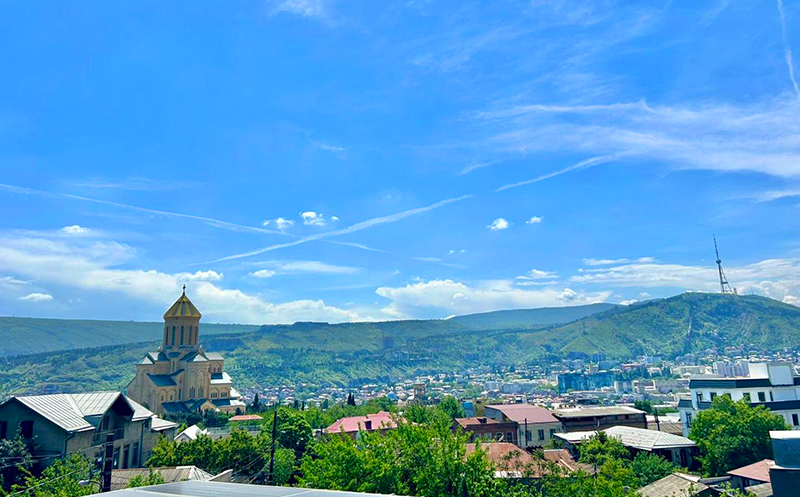 2, 3 ან 4 სტუმარზე საუზმით ნომრები თბილისის სასტუმროში