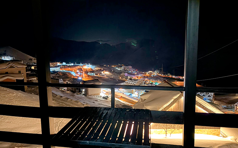 ნომრები 2, 3 ან 4 სტუმარზე საუზმით, აივნით და ხედით გუდაურში8