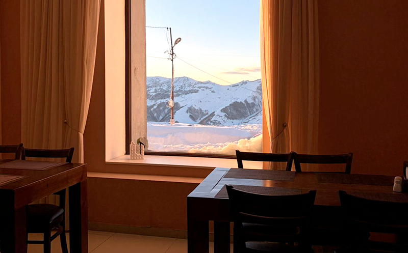 ნომრები 2, 3 ან 4 სტუმარზე საუზმით, აივნით და ხედით გუდაურში8